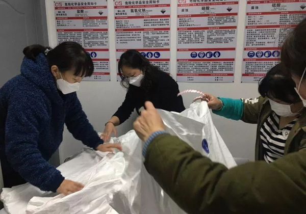 白天在社區(qū)防疫，晚上點(diǎn)燈熬油為“戰(zhàn)士”添“戰(zhàn)袍”