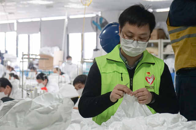 青春戰(zhàn)疫｜一天剪近千件衣服線頭！他們?yōu)橐咔榍熬€“戰(zhàn)士”做“戰(zhàn)袍”