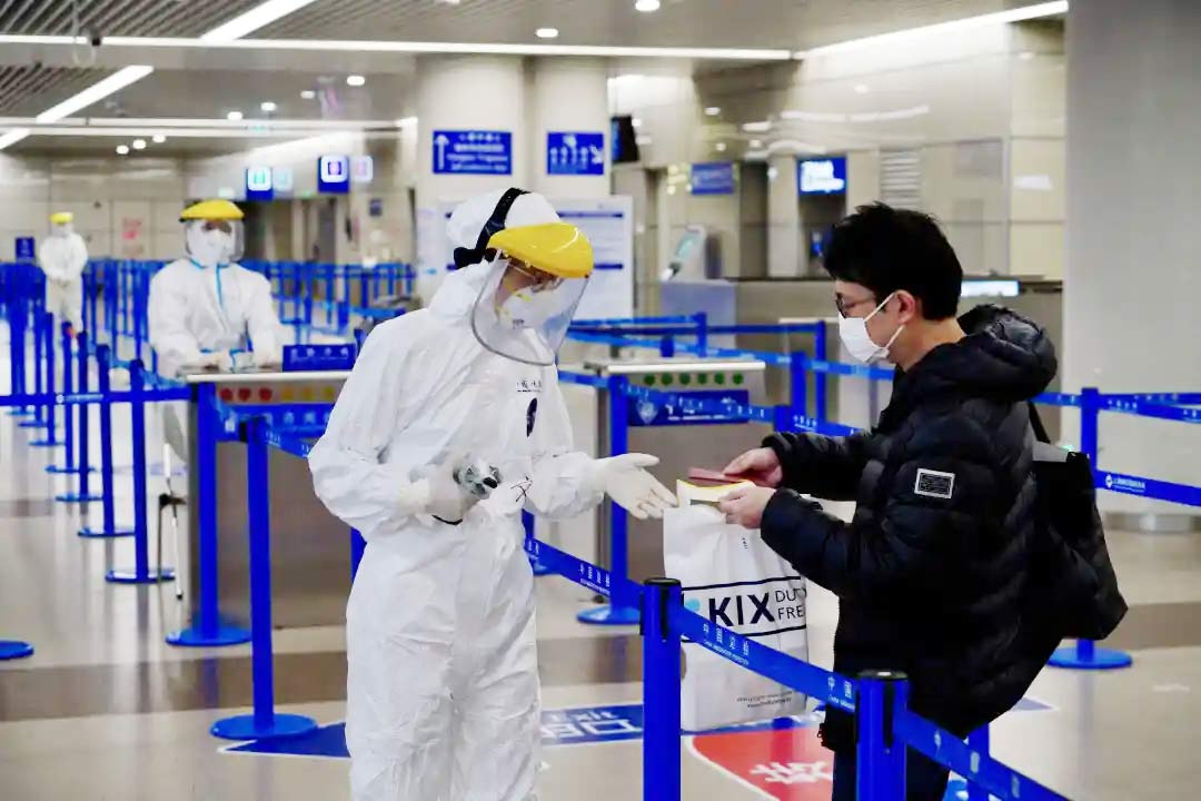 身穿誠格防護服的“守滬者” 24小時奮戰在浦東國際機場口岸防疫一線