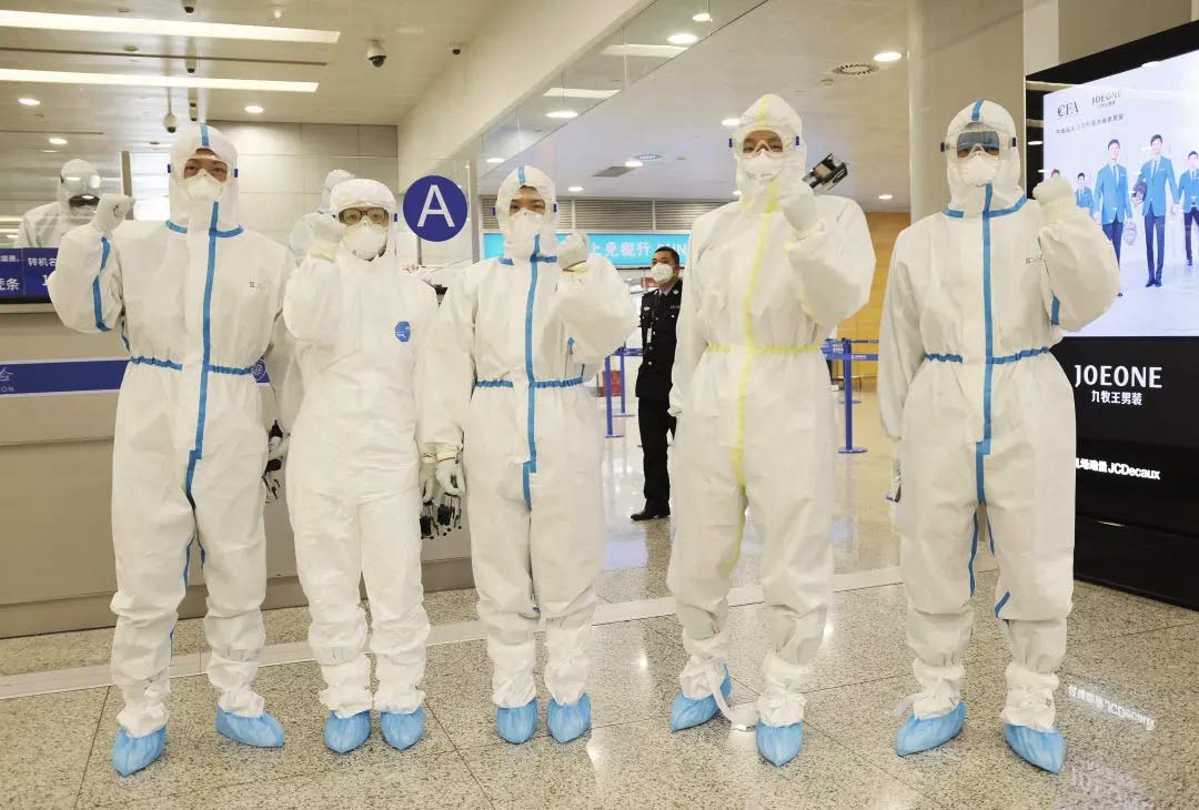 2.jpg身穿誠格防護服的“守滬者” 24小時奮戰在浦東國際機場口岸防疫一線