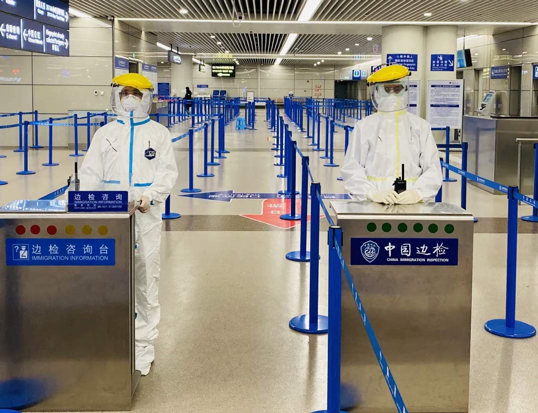 身穿誠格防護服的“守滬者” 24小時奮戰在浦東國際機場口岸防疫一線