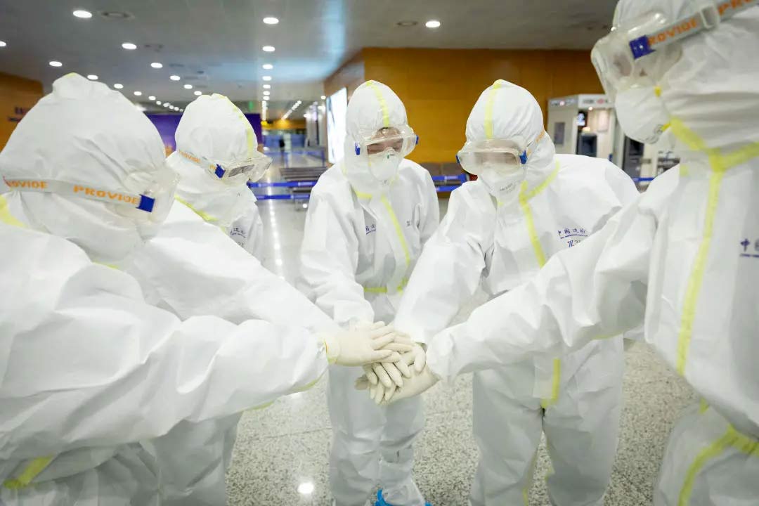 身穿誠格防護服的“守滬者” 24小時奮戰在浦東國際機場口岸防疫一線