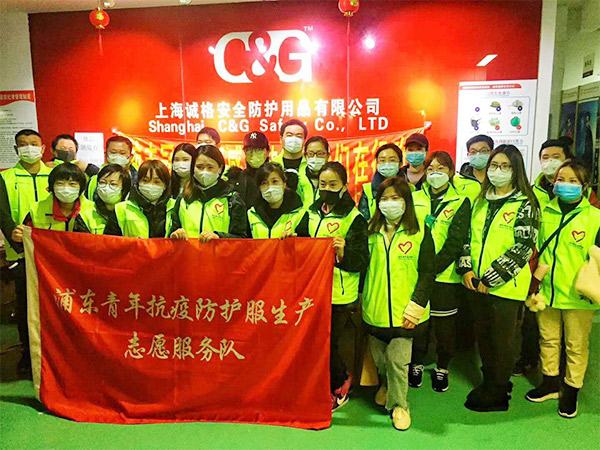 攜手戰“疫”,逆風而上,上海志愿者助力抗疫防護服生產