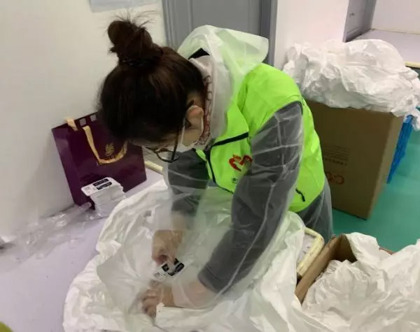 攜手戰“疫”,逆風而上,上海志愿者助力抗疫防護服生產