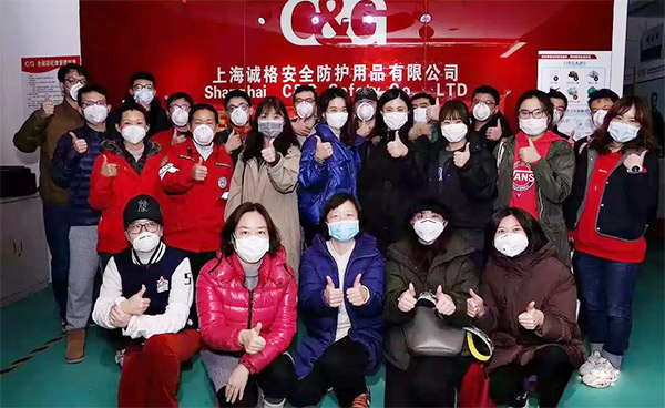 攜手戰“疫”,逆風而上,上海志愿者助力抗疫防護服生產