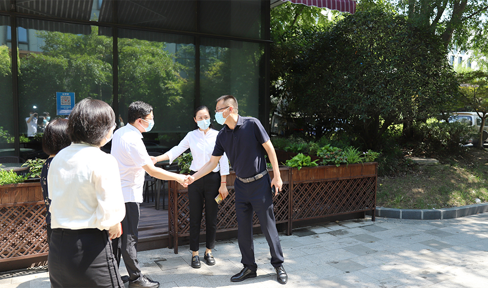 周浦鎮領導上海誠格慰問行